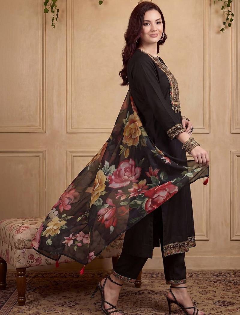 Women Floral Embroidered Thread Work Kurta with Trousers & With Dupatta
