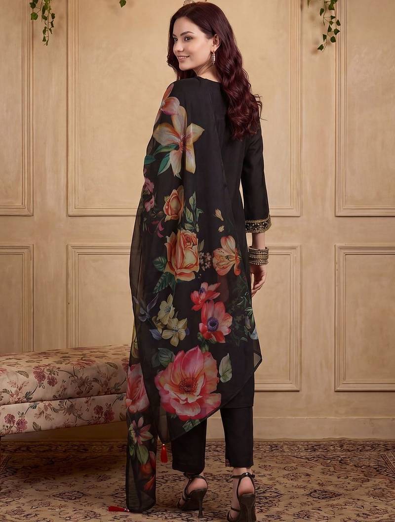 Women Floral Embroidered Thread Work Kurta with Trousers & With Dupatta