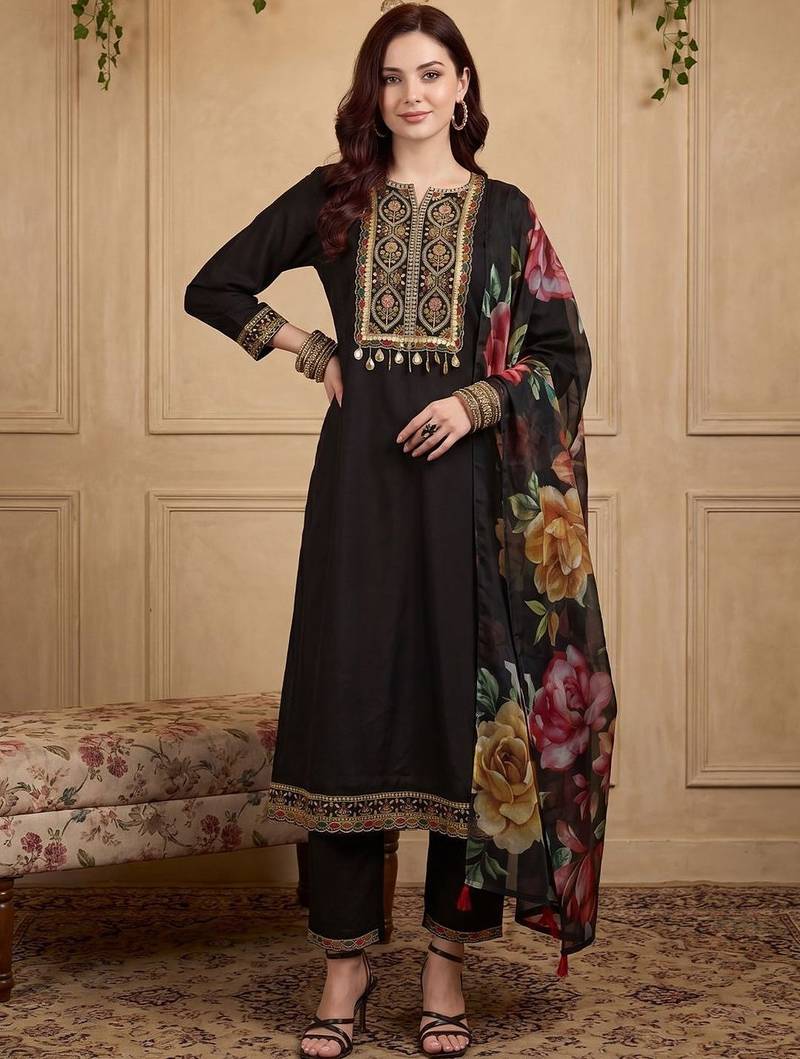 Women Floral Embroidered Thread Work Kurta with Trousers & With Dupatta