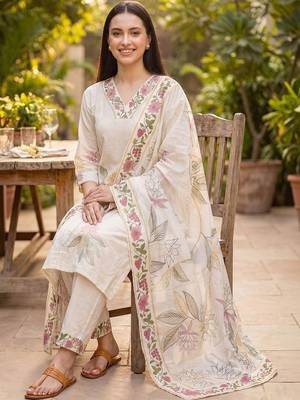 Women Floral Embroidered Thread Work Kurta with Trousers & With Dupatta 2