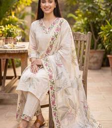 Women Floral Embroidered Thread Work Kurta with Trousers & With Dupatta