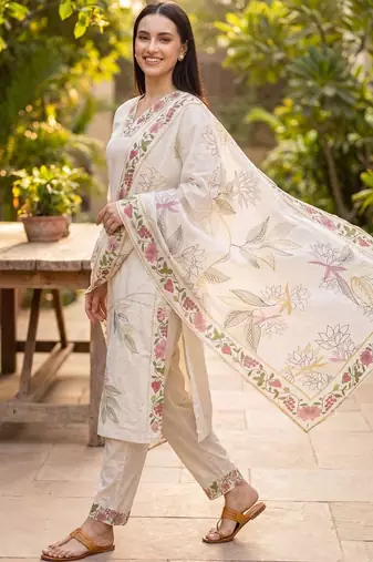 Women Floral Embroidered Thread Work Kurta with Trousers & With Dupatta