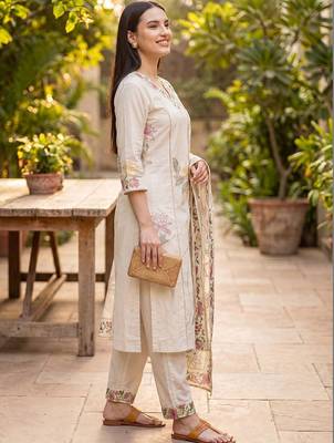 Women Floral Embroidered Thread Work Kurta with Trousers & With Dupatta 5