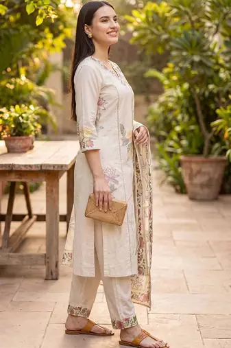 Women Floral Embroidered Thread Work Kurta with Trousers & With Dupatta