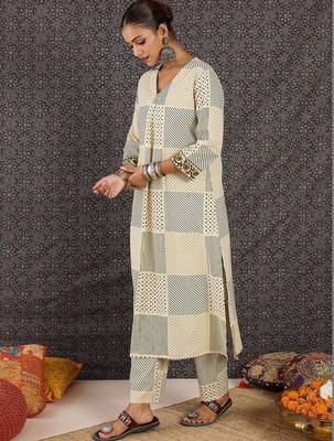 Women Printed Cotton Kurta with Trousers 3
