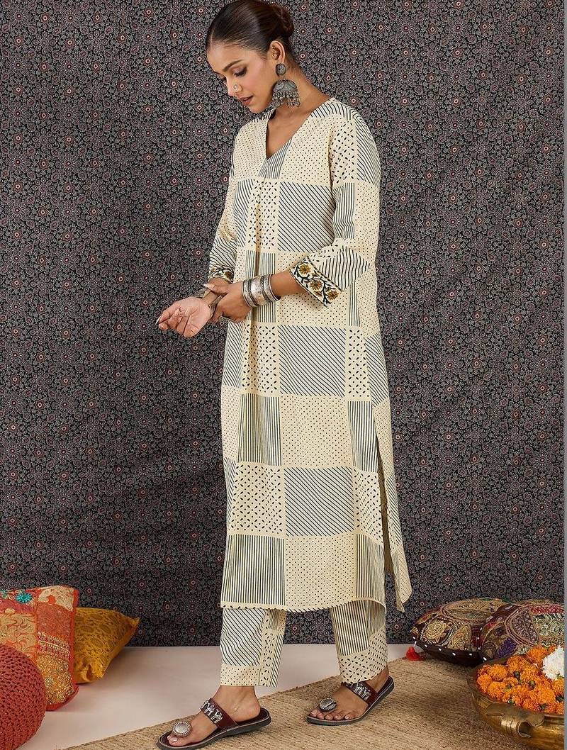 Women Printed Cotton Kurta with Trousers