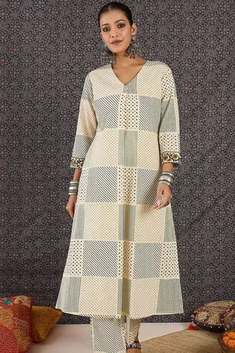 Women Printed Cotton Kurta with Trousers