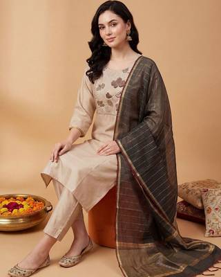 Women Ethnic Motifs Embroidered Thread Work Kurta with Trousers & With Dupatta 5