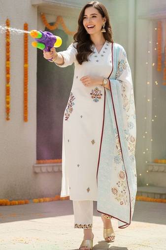 Women Floral Embroidered Thread Work Cotton Kurta with Trousers & With Dupatta