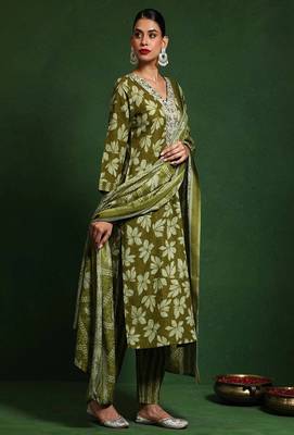 Floral embroidered cotton v neck kurta trouser & dupatta set 2