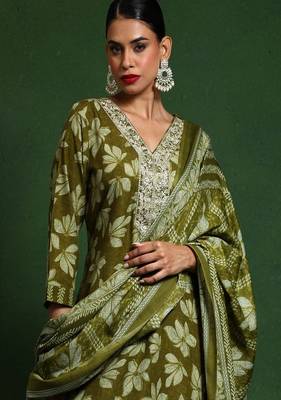 Floral embroidered cotton v neck kurta trouser & dupatta set 4