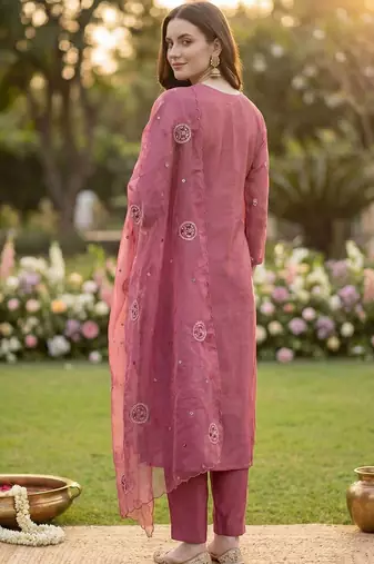 Women Floral Embroidered Thread Work Kurta with Trousers & With Dupatta