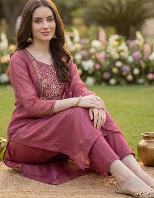 Women Floral Embroidered Thread Work Kurta with Trousers & With Dupatta 5
