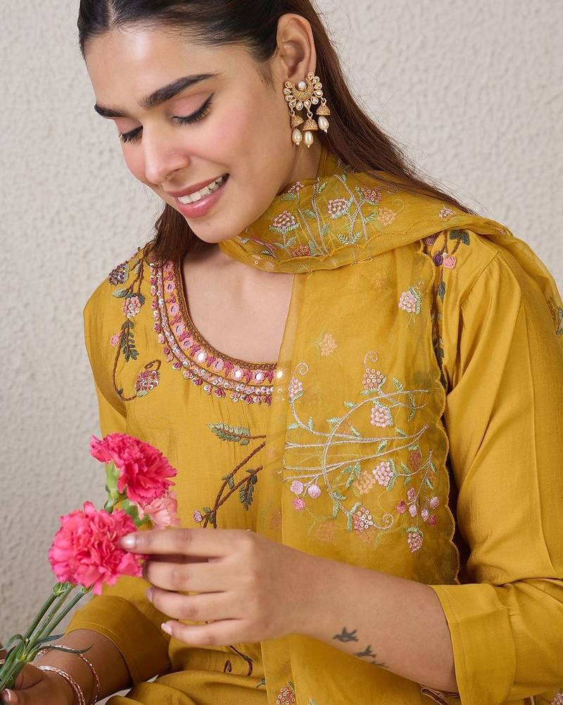 Women Ethnic Motifs Embroidered Thread Work Kurta with Trousers & With Dupatta
