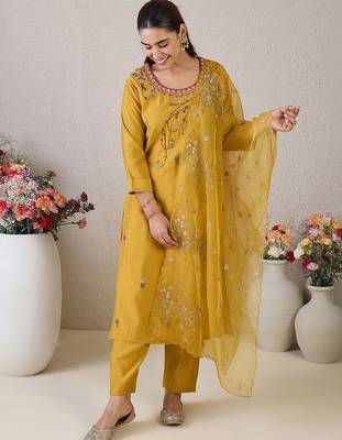 Women Ethnic Motifs Embroidered Thread Work Kurta with Trousers & With Dupatta 2