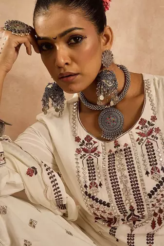 Women Floral Embroidered Thread Work Cotton Kurta with Trousers & With Dupatta