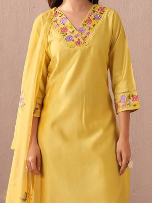 Floral Yoke Design V-Neck Thread Work Liva Straight Kurta With Trousers & Dupatta 3