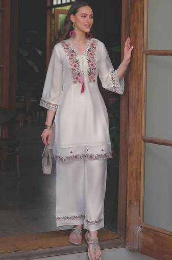 Women Floral Embroidered Thread Work Kurta with Trousers