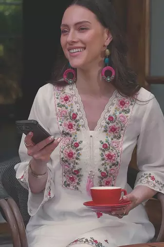 Women Floral Embroidered Thread Work Kurta with Trousers
