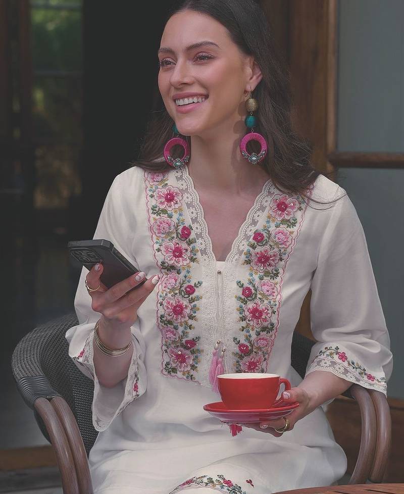Women Floral Embroidered Thread Work Kurta with Trousers