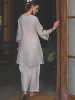 Women Floral Embroidered Thread Work Kurta with Trousers 3