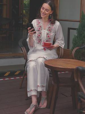 Women Floral Embroidered Thread Work Kurta with Trousers 4