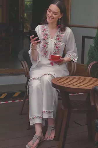 Women Floral Embroidered Thread Work Kurta with Trousers