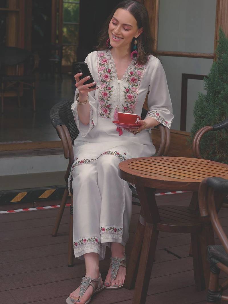 Women Floral Embroidered Thread Work Kurta with Trousers
