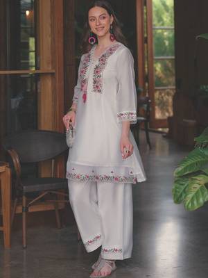 Women Floral Embroidered Thread Work Kurta with Trousers 5