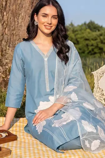 Women Floral Embroidered Thread Work Kurta with Trousers & With Dupatta