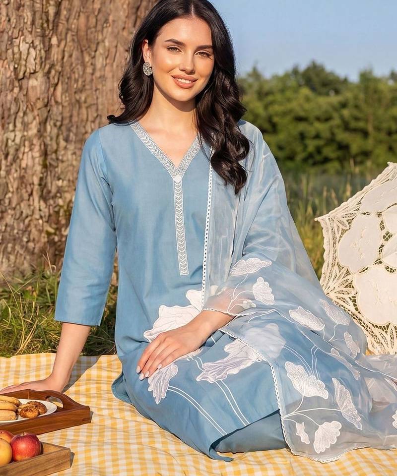 Women Floral Embroidered Thread Work Kurta with Trousers & With Dupatta