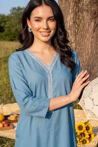 Women Floral Embroidered Thread Work Kurta with Trousers & With Dupatta