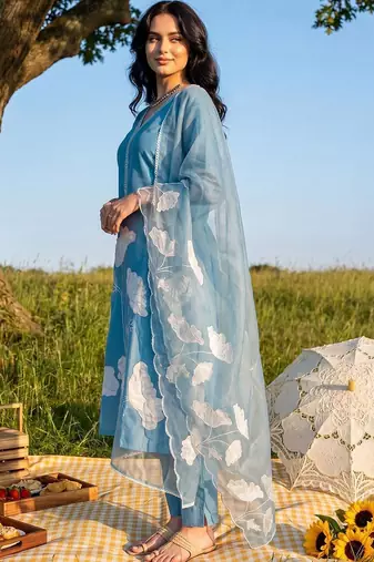 Women Floral Embroidered Thread Work Kurta with Trousers & With Dupatta