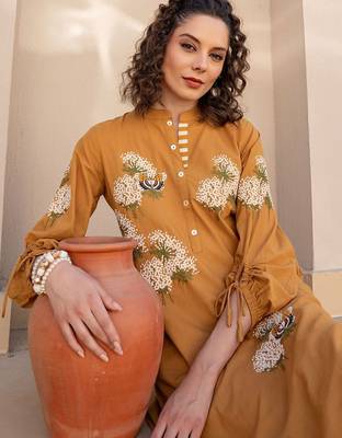 Floral Embroidered Mandarin Collar Cotton Kurta With Trousers 1