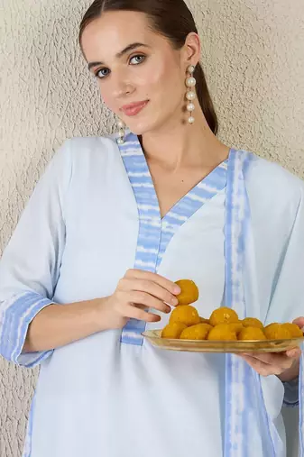 Women Floral Printed V Neck Linen Kurta with Trousers & Dupatta