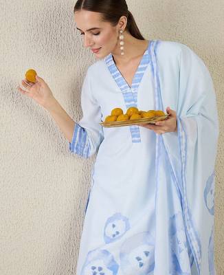 Women Floral Printed V Neck Linen Kurta with Trousers & Dupatta 6
