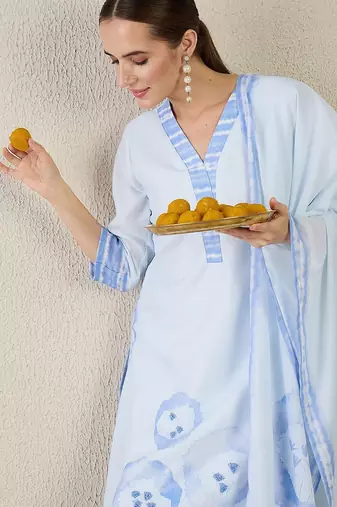 Women Floral Printed V Neck Linen Kurta with Trousers & Dupatta