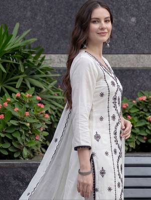 Women Ethnic Motifs Embroidered Thread Work Kurta with Trousers & With Dupatta 2