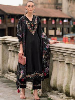 Women Floral Embroidered Thread Work Kurta with Trousers & With Dupatta 1
