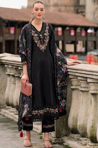 Women Floral Embroidered Thread Work Kurta with Trousers & With Dupatta