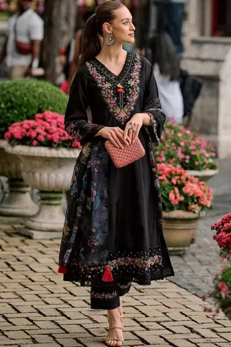 Women Floral Embroidered Thread Work Kurta with Trousers & With Dupatta