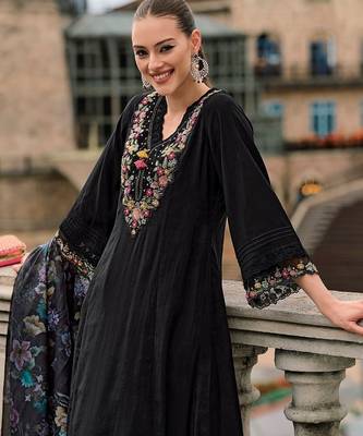 Women Floral Embroidered Thread Work Kurta with Trousers & With Dupatta 3