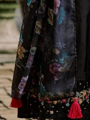 Women Floral Embroidered Thread Work Kurta with Trousers & With Dupatta 4