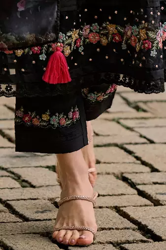 Women Floral Embroidered Thread Work Kurta with Trousers & With Dupatta