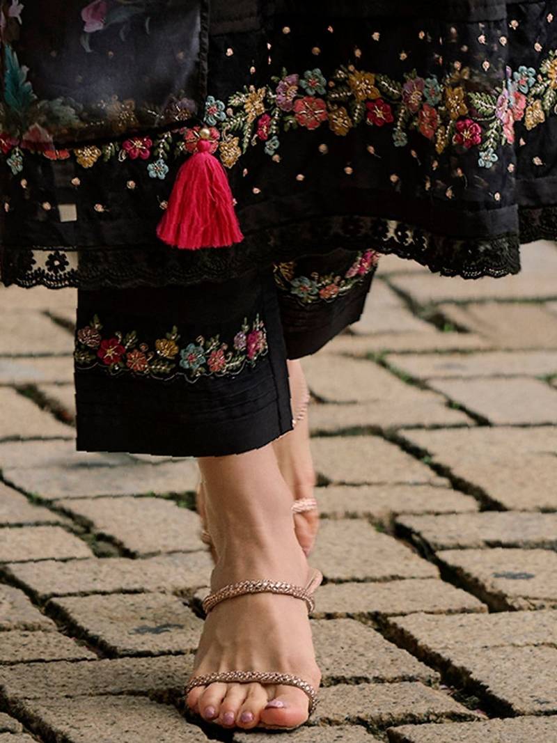 Women Floral Embroidered Thread Work Kurta with Trousers & With Dupatta