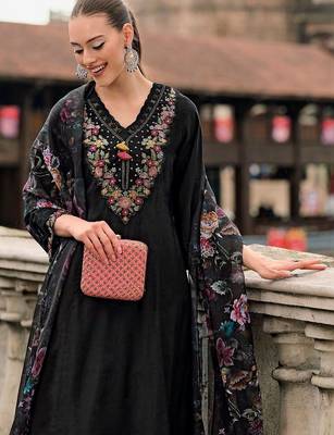 Women Floral Embroidered Thread Work Kurta with Trousers & With Dupatta 7