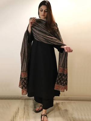 Black viscose chanderi beautiful plain top-bottom with printed dupatta kurta pant set 4