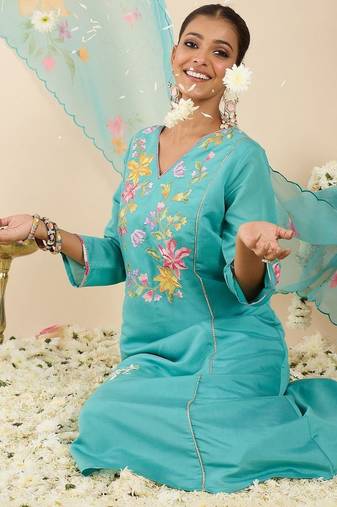 Women Floral Embroidered Thread Work Kurta with Trousers & With Dupatta