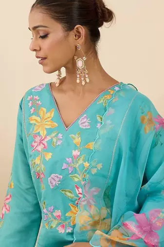 Women Floral Embroidered Thread Work Kurta with Trousers & With Dupatta