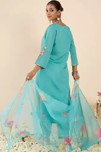 Women Floral Embroidered Thread Work Kurta with Trousers & With Dupatta